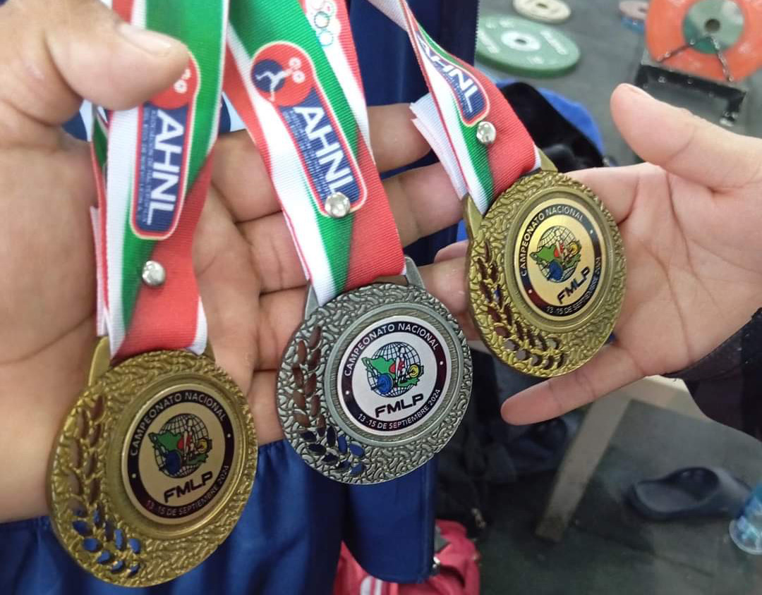 ESTUDIANTE DE COBAQ CONQUISTA TRES PRESEAS EN CAMPEONATO NACIONAL DE LEVANTAMIENTO DE PESAS